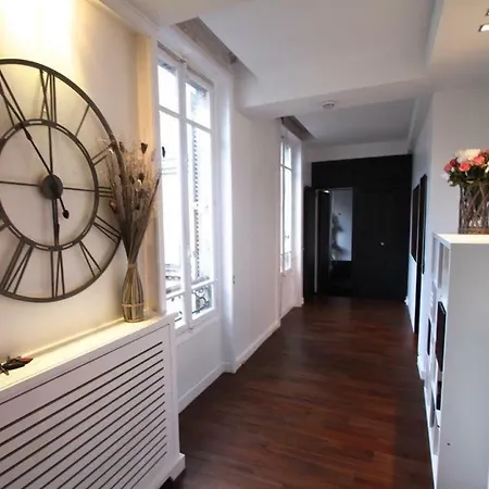 Cosy & Chic - Arc De Triomphe *